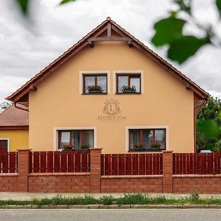 Knizeci Dum - Ubytovani V Lednici Lednice Exterior foto